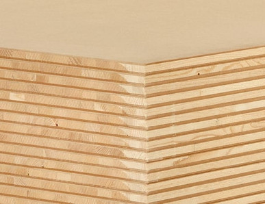 Nahaufnahme einer Tischlerplatte mit mehrschichtigem Holzaufbau, ideal für den Möbel- und Innenausbau.