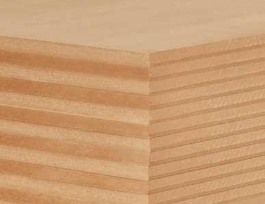 Nahaufnahme einer MDF-Platte mit feiner Schichtung, ideal für Möbelbau und Innenausbau.