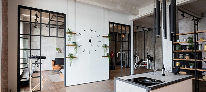 Türen im Loft-Stil mit schwarzen Metallrahmenelementen verbinden Küche und Wohnbereich.