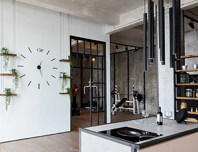Türen im Loft-Stil mit schwarzen Metallrahmenelementen verbinden Küche und Wohnbereich.