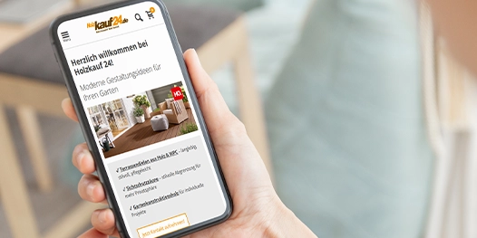 Smartphone mit geöffnetem Onlineshop auf dem Display