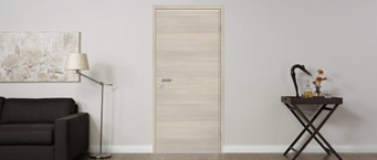 CPL-Türen in hellem Holzdesign vor einer hellen Wand, flankiert von dekorativen Elementen.