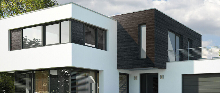 Ein modernes Haus mit weißer Fassade und Akzenten aus dunklem Holz